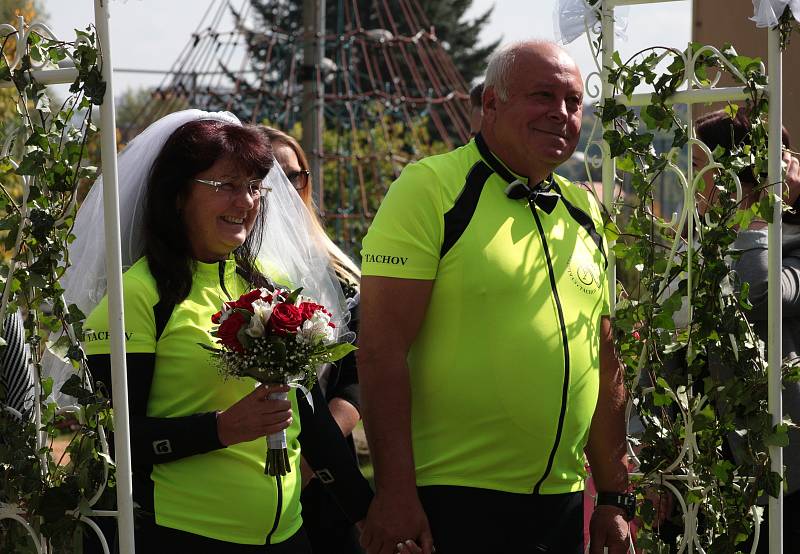 Při cyklistické svatbě si ženich odvezl nevěstu na kárce za kolem