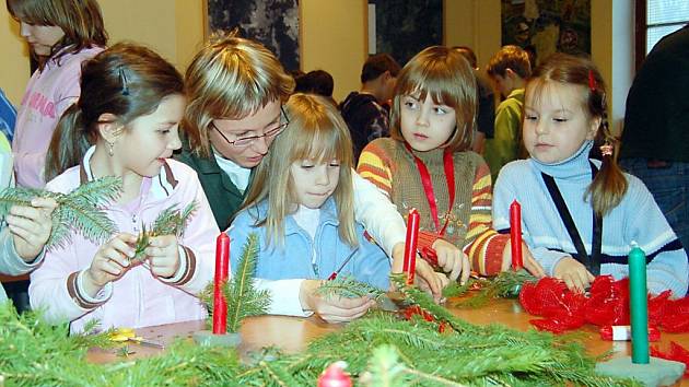 Děti z přimdské základní školy vyráběly svícny, přánička, svíčky a drátěné ozdoby. 