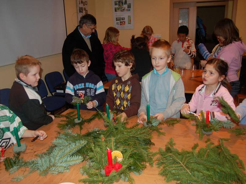 Děti z přimdské základní školy vyráběly svícny, přánička, svíčky a drátěné ozdoby. 