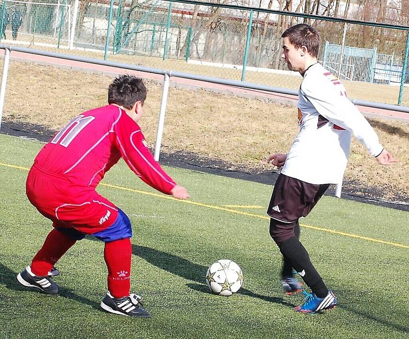 Přípravný zápas FK Tachov – Hvězda Cheb se hrál za slunečného počasí na umělé trávě v Tachově. 