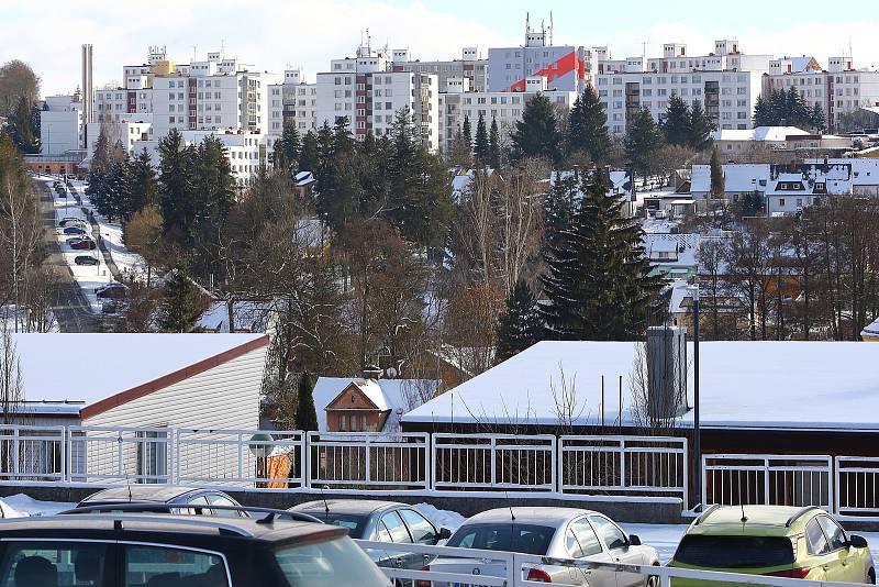 Netradiční masopustní průvod v Tachově. Konvoj ozdobených aut třikrát projel městem. Za hlasitého troubení navštívil všechna místní sídliště, centrum města, ale i oba tachovské domovy pro seniory.