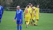 Tatran Chodov (ve žlutém) - TJ Chodský Újezd (v modrém) 2:2 (2:0), PK 3:4.