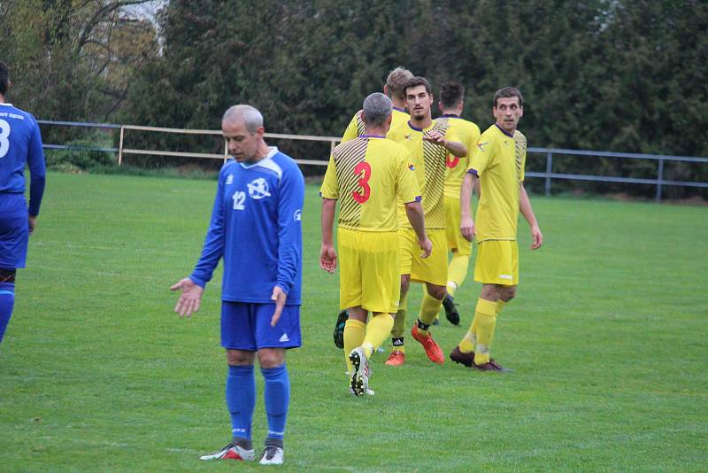 Tatran Chodov (ve žlutém) - TJ Chodský Újezd (v modrém) 2:2 (2:0), PK 3:4.