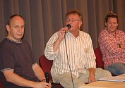 Jan Kraus, Václav Kosík a Matěj Ruppert (zleva) pobavili v úterý večer tachovské publikum. O talk show byl takový zájem, že sál kina Mže byl dvakrát vyprodán.