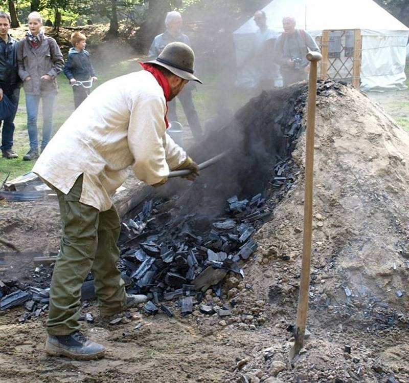 Hotovo. Rozebírání milíře. Den devátý. 