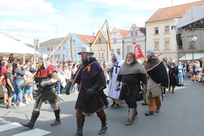 Ulice Tachova zaplnili návštěvníci Husitských historických slavností.