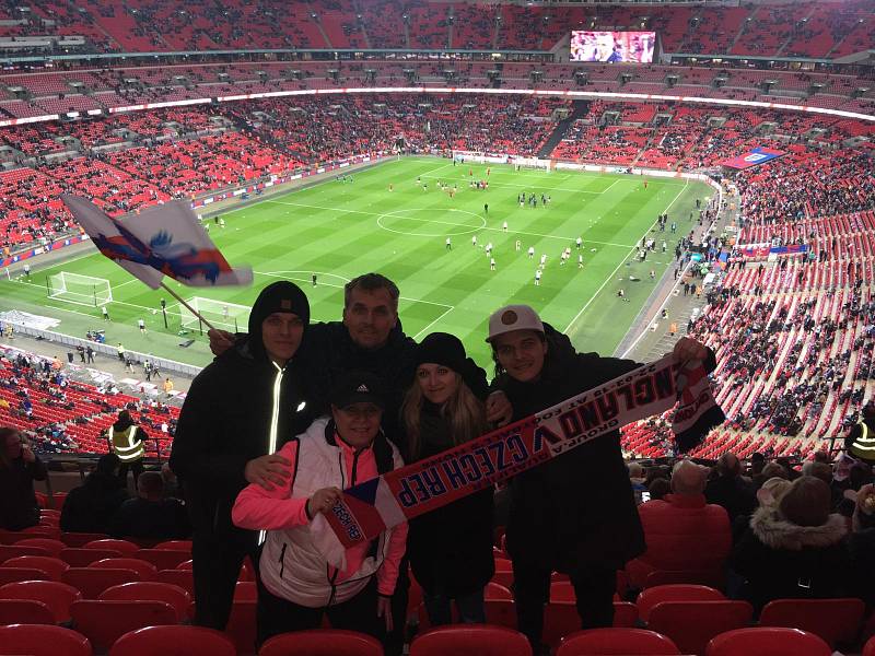 Stadion Wembley, 22. března 2019. Snímek Jardy Landrgotta s rodinou z Tachova.