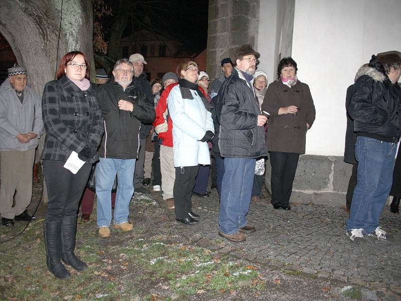 Lidé se z kostela přesunuli ke stromku, který požehnal otec Benedikt.