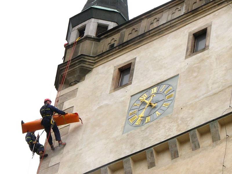 Cvičení hasičů na věži kostela v Tachově.