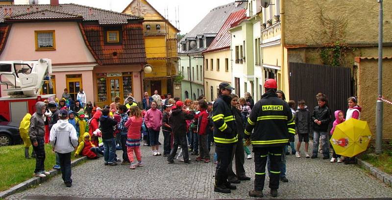 Cvičení hasičů na věži kostela v Tachově.