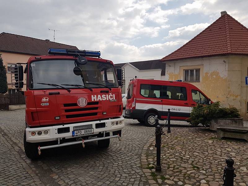 Stříbrští dobrovolní hasiči pomohli s úklidem kostelní věže.