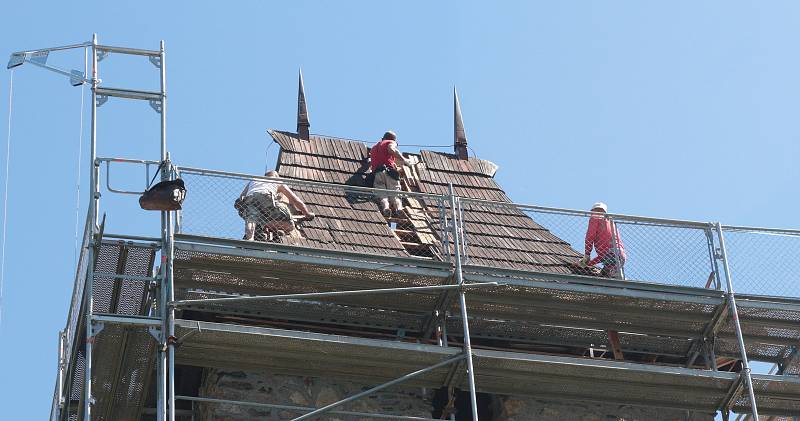 Hradební věže z doby Karla IV. dostávají nové šindele