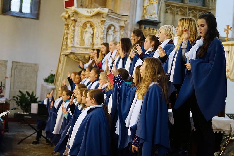 Tachovský dětský sbor se společně s dětským sborem Da Capo z Rokycan představil v rámci chrámového koncertu v prostorách kostela Nanebevzetí Panny Marie v Tachově.