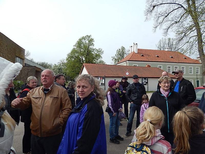 Z Kladrub do Kladrub se vypravil jezdecký klub, navštívil hřebčín