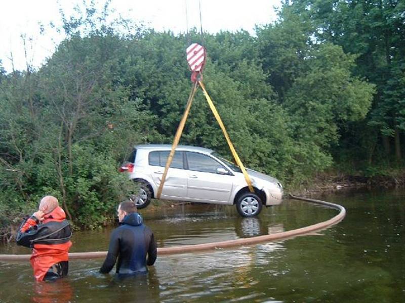 Utopené vozidlo v přehradě Hracholusky.