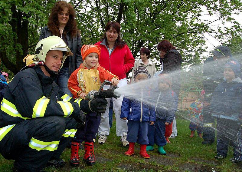 Z dětí se na chvíli stali hasiči