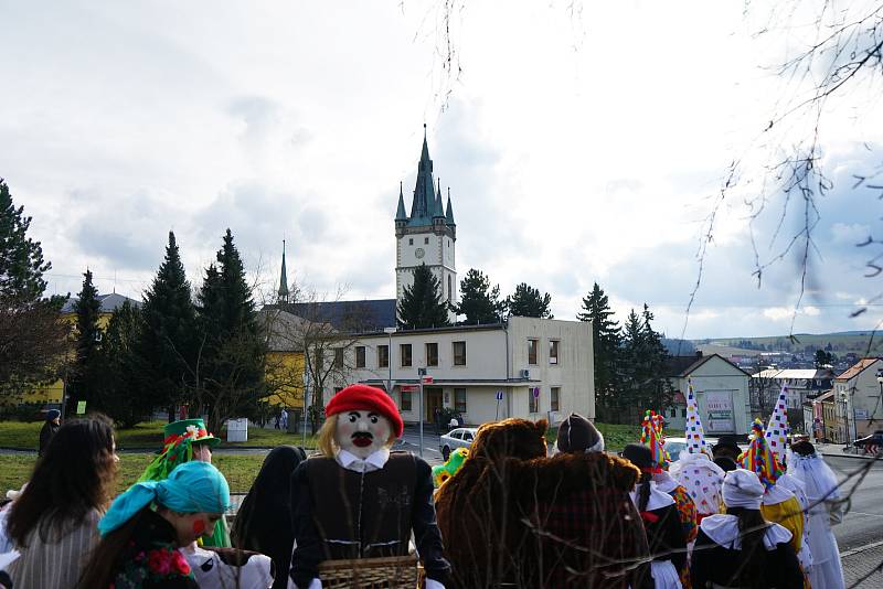 Tachovem prošel masopustní průvod.