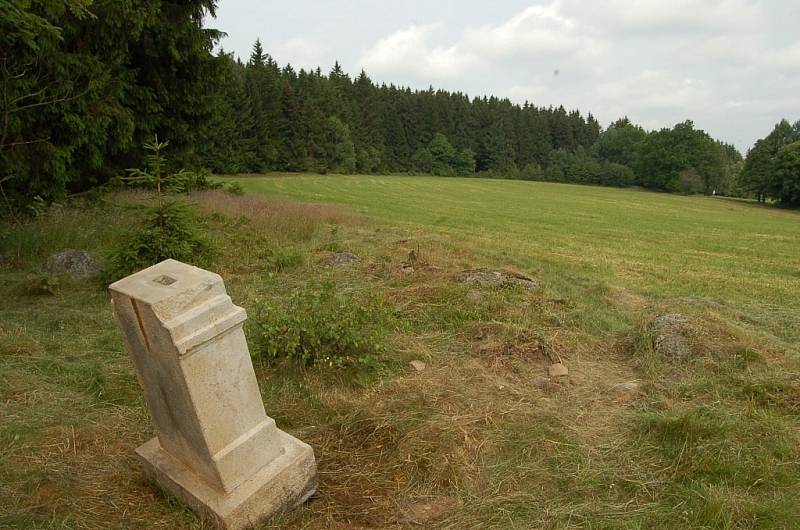 Podstavec křížku za Studánkou.