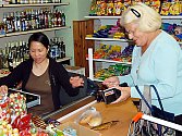 Mnozí zákazníci upřednostňují nakupování potravin u vietnamských obchodníků. Tak jako například důchodkyně Marie Bejčková z Boru (na snímku).