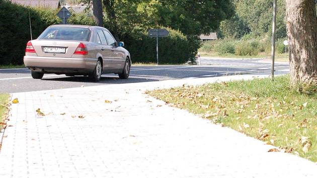 V Broumově se už lidé nemusí bát, mají kudy chodit. Obec nechala vybudovat nové chodníky podél celého průtahu obcí.