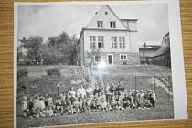 Školka Na Svaté v Tachově. Fotografie je 65 let stará.