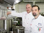 JÍDLA PODLE tradičních italských receptur připravoval s týmem restaurace ve Mlýnci italský gastronomický odborník Marco Moles (vpravo). Nechyběly ani mořské plody.