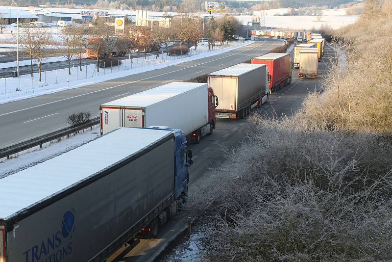 Stovky kamionů stály v pondělí ráno v koloně na dálnici D5 ve směru na Německo. Snímky jsou z nadjezdu ve Svaté Kateřině, zhruba pět kilometrů před hranicí s Německem