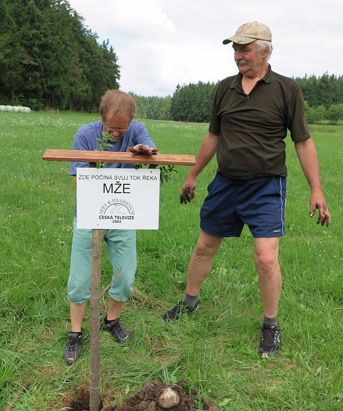Dobrovolníci z Tachovska obnovili a znovu označili destičku pramene Mže.
