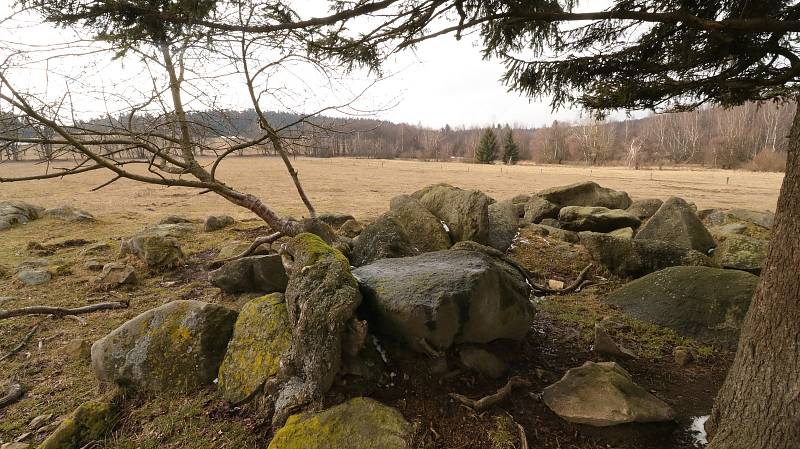 Předjaří v Českém lese: na vrcholcích sníh a turistické cíle bez lidí.