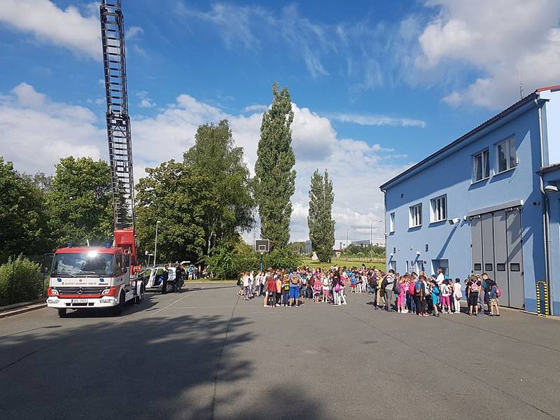 ŠKOLÁCI Z PRVNÍHO STUPNĚ nahlédli pod pokličku práce hasičů, Městské policie a Policie ČR.