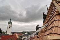 Středověká hradební věž má novou střechu z modřínových šindelů