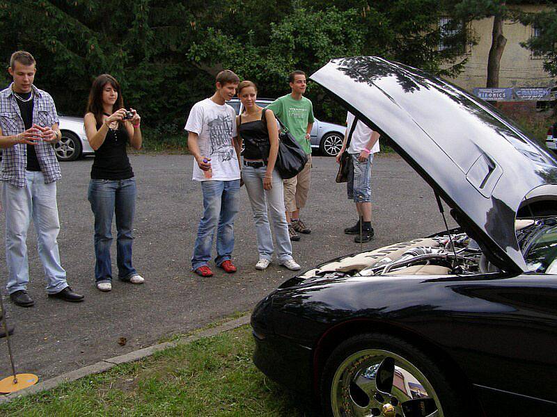 Upravené a vylepšené automobily obsadily areál stříbrského Matrixu. 