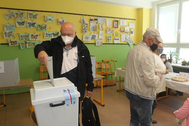 Ve škole v Zárečné ulici jsou volební místnosti pro tři okrsky.