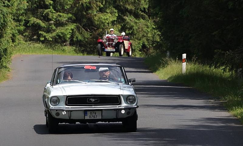 Ze západních Čech i dalších míst se do Chodové Plané v sobotu sjeli majitelé se svými stařičkými automobilovými veterány.