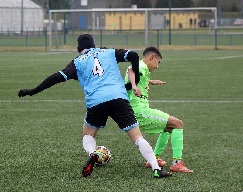 3. kolo Poháru PKFS: TJ Keramika Chlumčany (na snímku fotbalisté v modrých dresech) - FK Tachov 2:3 (2:3).