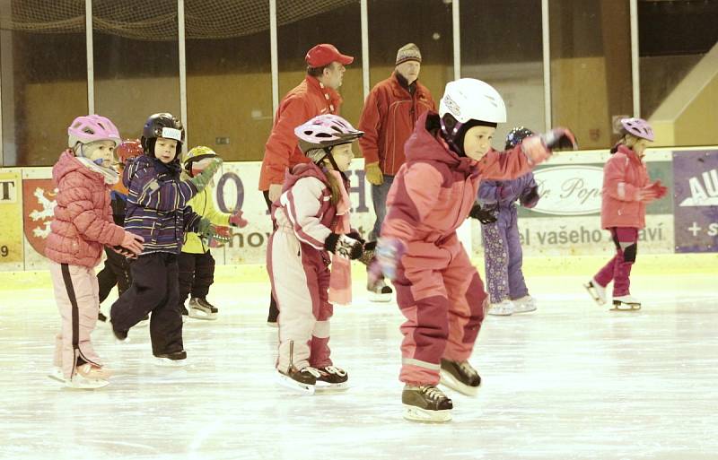 Školička bruslení na ledě zimního stadionu v Tachově