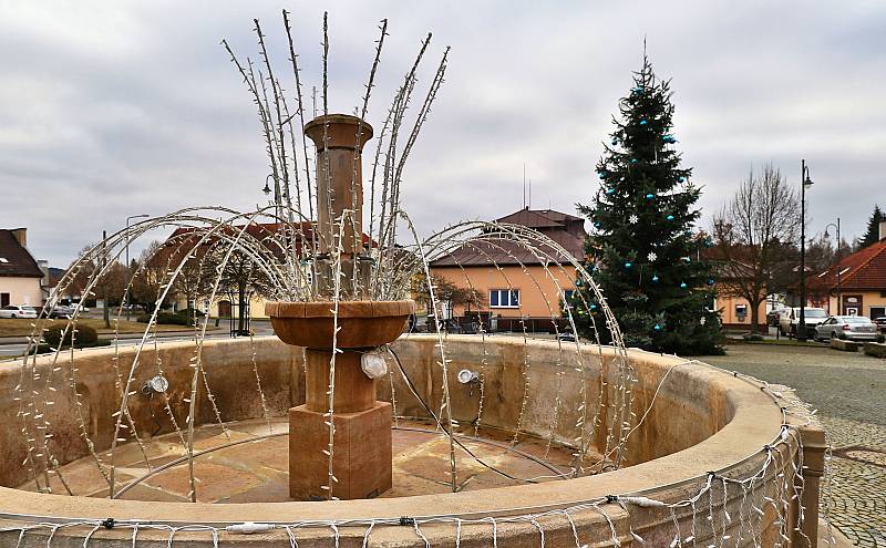 Vánoční výzdoba v Chodové Plané je připravená, chystá se podium