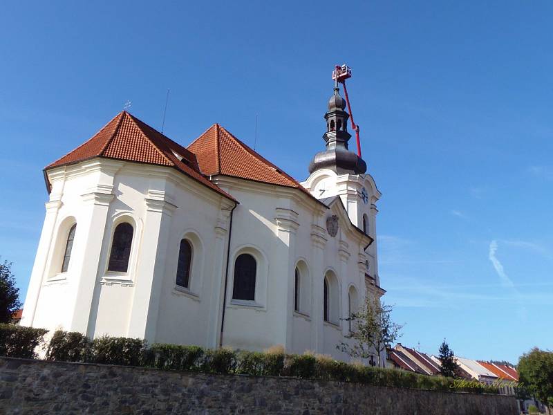 Na špici kostela se měl v úterý vrátit  opravený a pozlacený vrcholový kříž. Z instalace ale nakonec sešlo,  odborníci totiž odhalili  havarijní stav hrotnice.