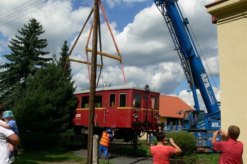 HISTORICKÝ MOTOROVÝ vůz zvaný Hurvínek, byl ve středu přeložen na expoziční kolej železniční stanice v Bezdružicích.