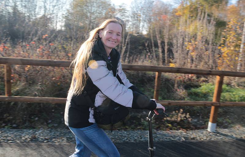 Na novou stezku se po slavnostním otevření vydali cyklisté i pěší rodiče s dětmi.