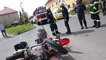 Na křižovatce plánských ulic Zámecká a Tylova se v pondělí před polednem střetly motocykl a automobil.