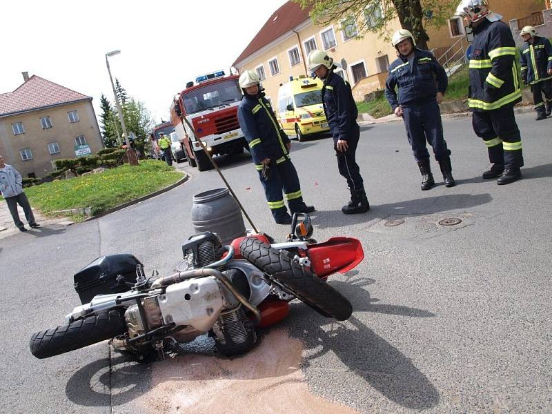 Na křižovatce plánských ulic Zámecká a Tylova se v pondělí před polednem střetly motocykl a automobil.