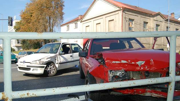 Nehoda dvou osobních vozidel na světelné křižovatce v Tachově