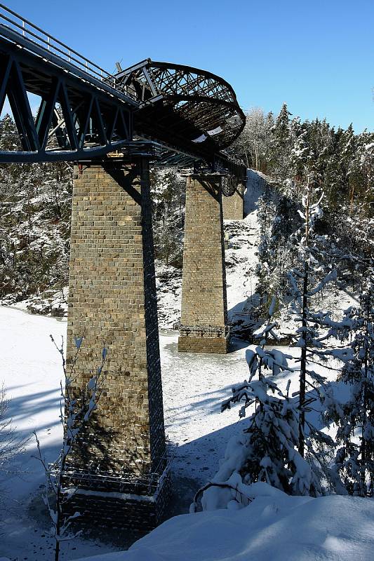 Otáčení druhé části železničního mostu nad přehradou Hracholusky