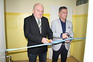 Ředitel tachovské polikliniky Petr Tuháček představil v doprovodu místostarostů Josefa Horáčka a Zdeňka Hnáta nové zázemí pro zaměstnance.