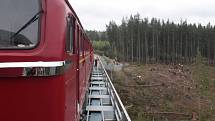 Ze zatěžkávací zkoušky viaduktu přes přehradu Hracholusky.