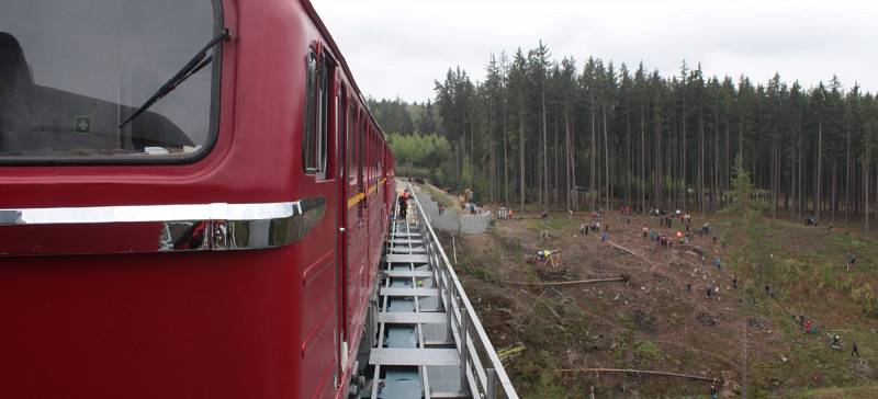 Ze zatěžkávací zkoušky viaduktu přes přehradu Hracholusky.