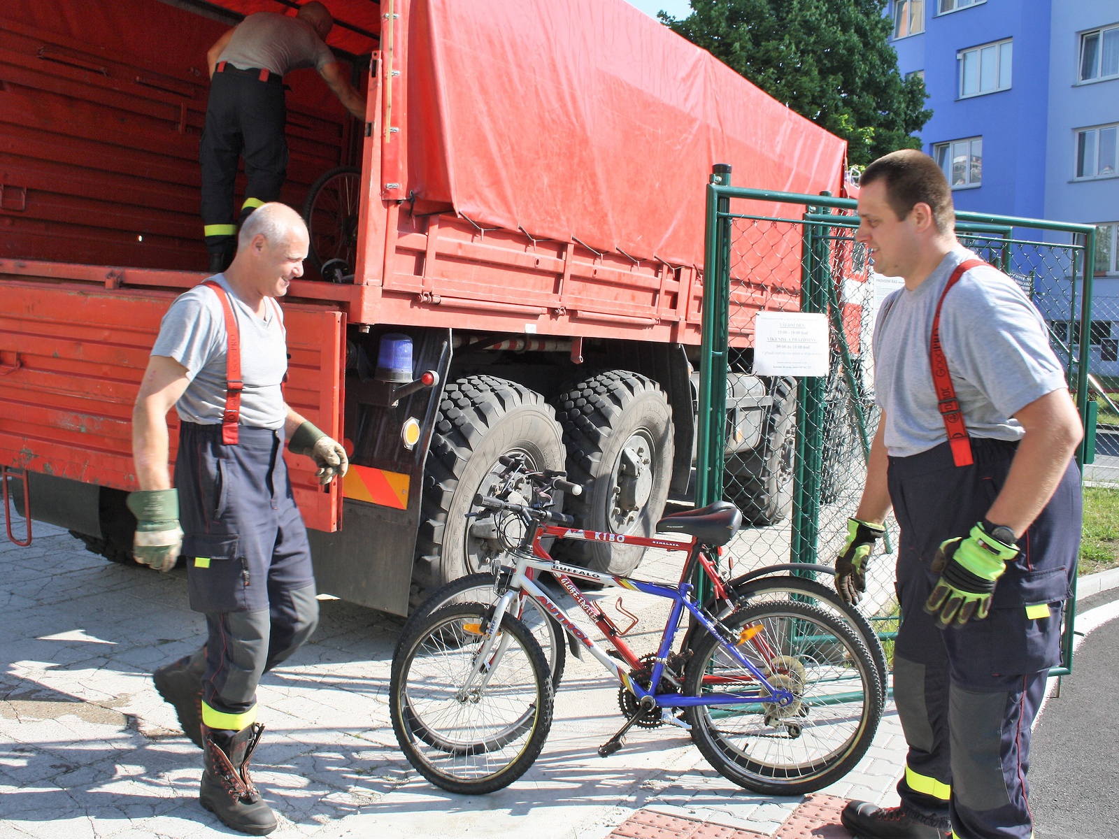 FOTO: Hasiči ze Zbiroha přijeli pro jízdní kola, pojedou do Afriky -  Plzeňský deník
