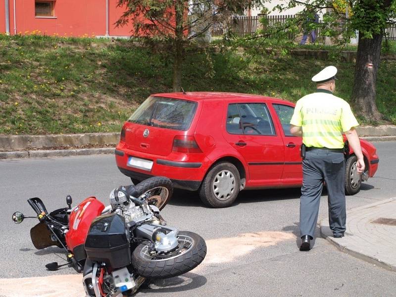 Na křižovatce plánských ulic Zámecká a Tylova se v pondělí před polednem střetly motocykl a automobil.