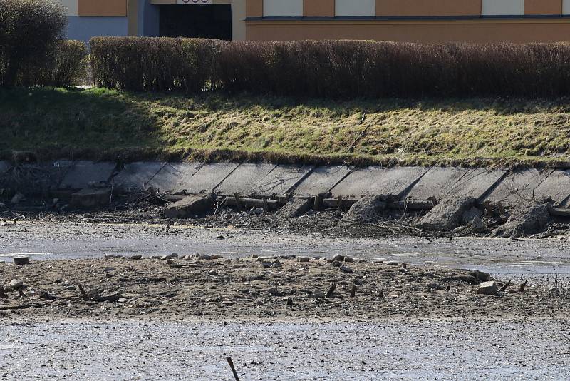 Návesný rybník v Chodové Plané je vypuštěn a připraven na odbahnění.